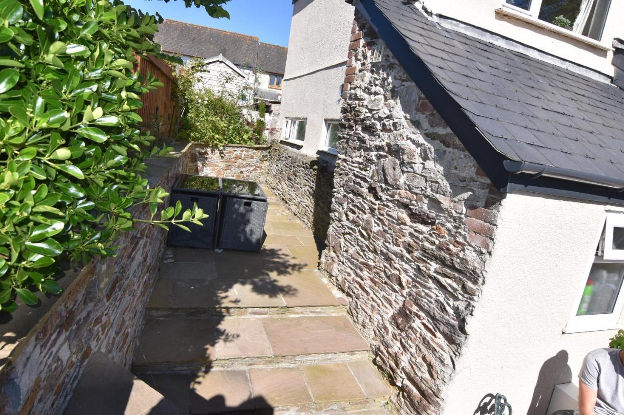 Spacious Cottage In The Village Of Wembury Buitenkant foto